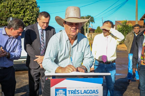 Guerreiro assina ordens de Serviço e autoriza obras de pavimentação e recapeamento em bairros de Três Lagoas