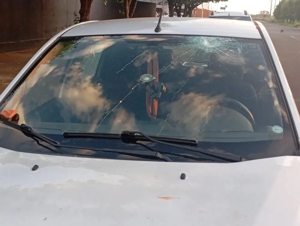 Homem é detido pela PM após destruir carro a marretadas e ameaçar vítima em Três Lagoas