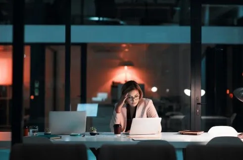 63% dos brasileiros dizem que a carga de trabalho cresceu muito em dois anos, aponta estudo da Korn Ferry