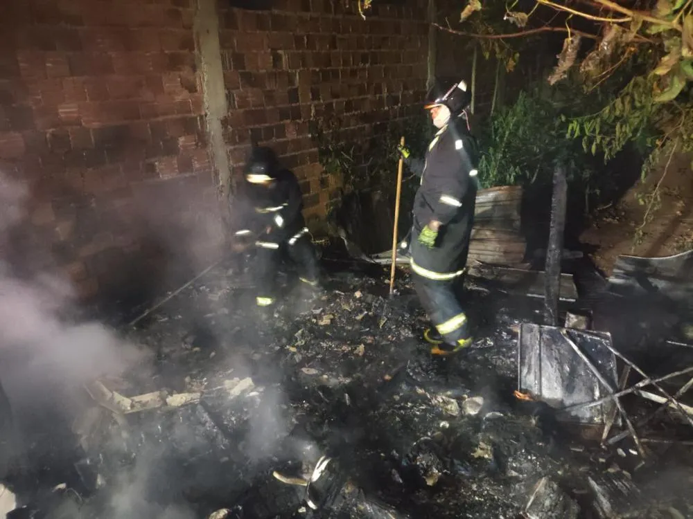 Barraco é completamente destruído por incêndio no bairro Guanabara, em Três Lagoas