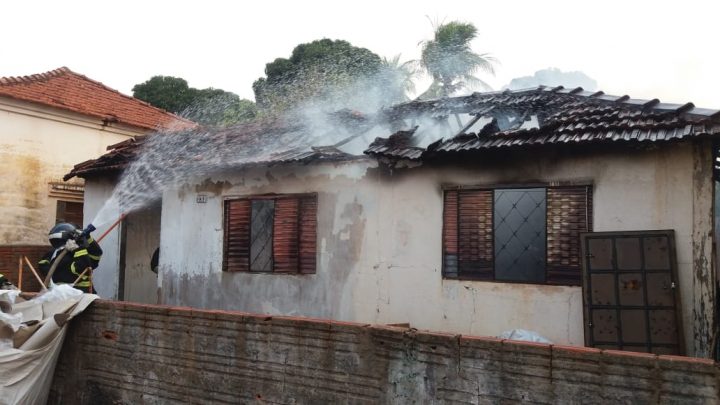 Incêndio em residência mobiliza Corpo de Bombeiros em Três Lagoas