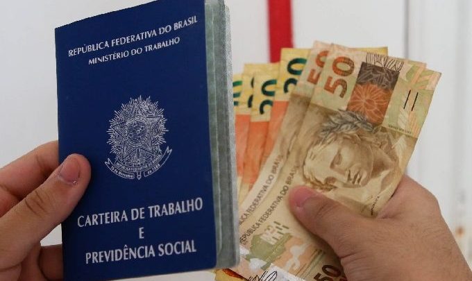 Negociação ou ação trabalhista, o que fazer se a empresa não pagar o 13º salário?