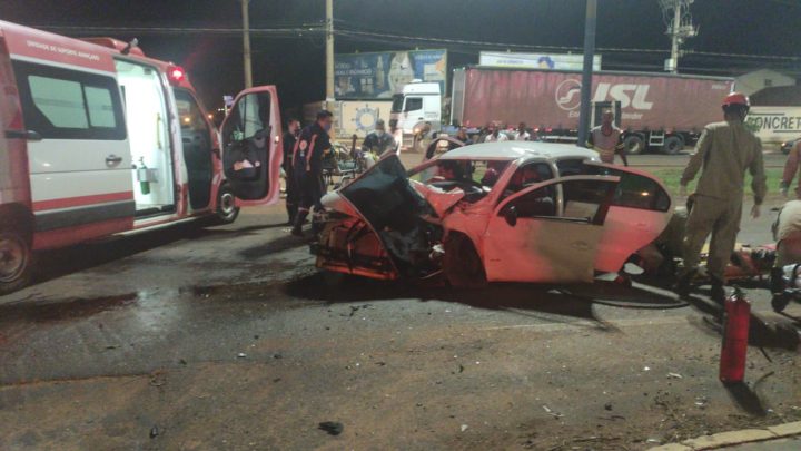 Grave acidente entre carro e carreta deixa 7 pessoas feridas em Três Lagoas