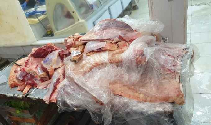 Fiscalização encontra latas amassadas e carne estragada em supermercado de MS