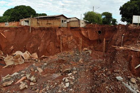 Cratera de 8m de profundidade em periferia faz município de Nova Andradina decretar estado de emergência
