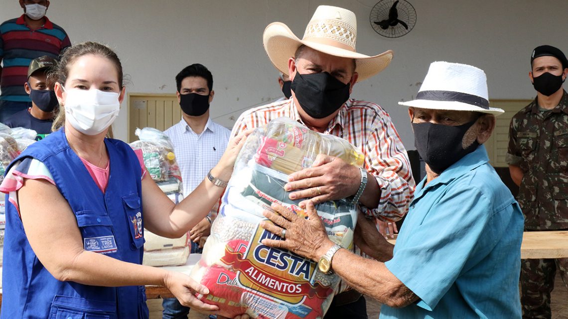 Famílias das áreas do Paranapungá e Vila Piloto estão recebendo hoje (16) as cestas de alimentos