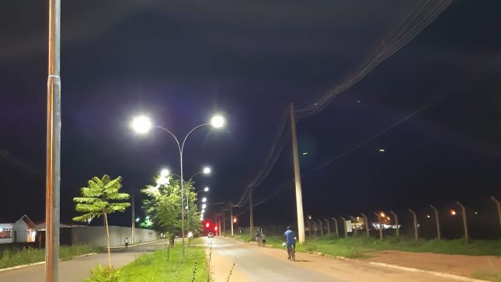 Avenida Aroeira de Três Lagoas recebe instalação de 15 postes com 30 luminárias LED