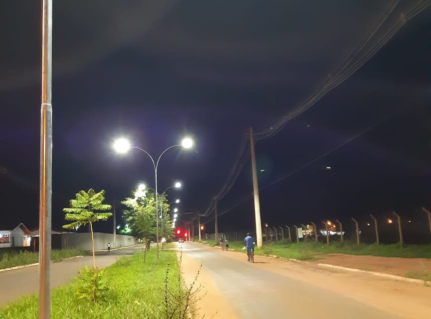 Avenida Aroeira de Três Lagoas recebe instalação de 15 postes com 30 luminárias LED