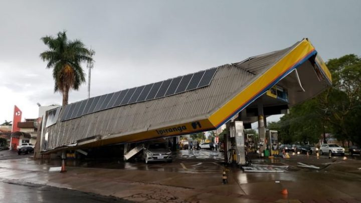 Teto de posto de combustível despenca e atinge bomba e carro