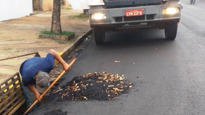 Prefeitura alerta população sobre riscos de alagamento, doenças e contaminação por lixo jogado em bueiros neste período chuvoso