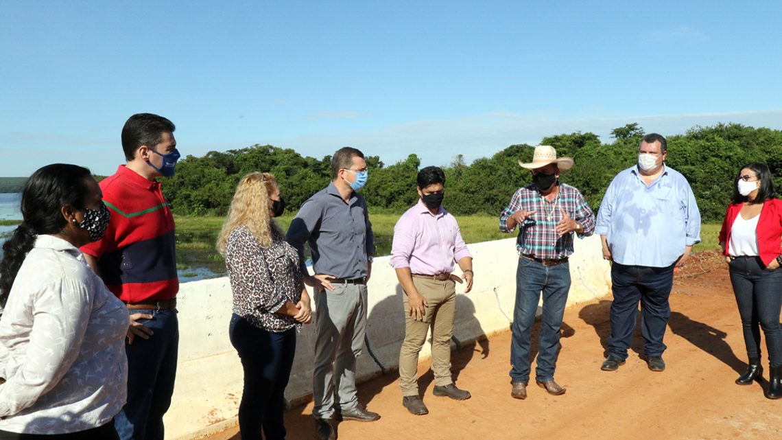 Prefeito e vereadores visitam obra da Ponte do Córrego Lagoa Amarela