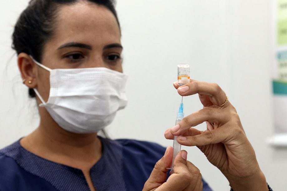 VACINAÇÃO COVID-19 – Três Lagoas começa a vacinar gestante de alto risco, acadêmicos em estágio linha de frente em medicina e enfermagem e pessoas com mais de 61 anos