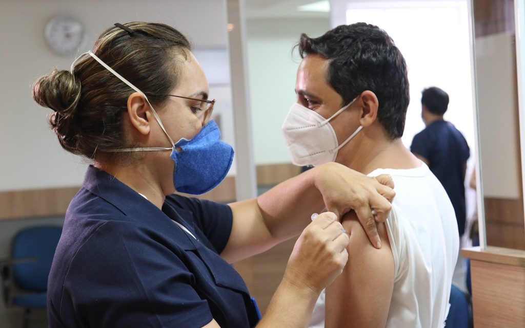 Saúde explica prazo de 14 dias entre vacinas da gripe e COVID-19