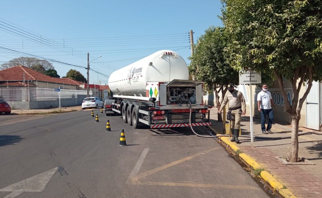 DESRESPEITO – Motoristas estacionam em vaga destinada para caminhão de oxigênio no Hospital Auxiliadora