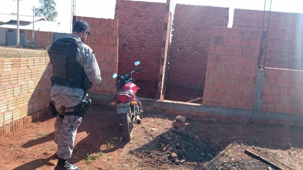 PM recupera moto furtada em Três Lagoas; Veículo estava abandonado em construção