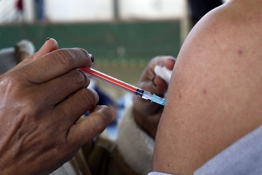 SMS orienta que pessoas com 16 anos devem estar acompanhadas de um responsável maior de idade para se vacinar contra convid-19 na quarta (18) em Três Lagoas