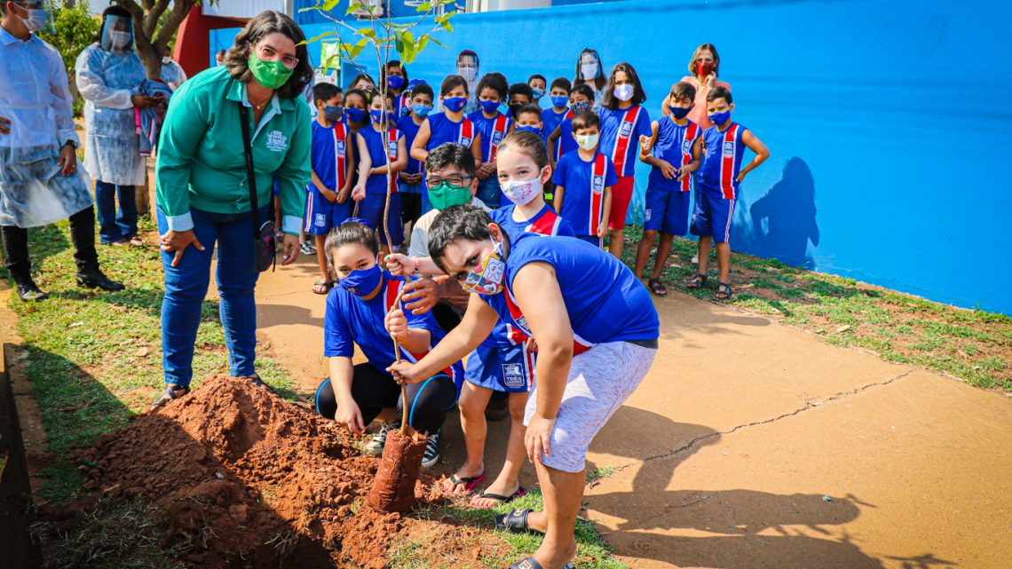 Celebrando o Dia da Árvore, Meio Ambiente realiza plantio de mudas com alunos da Escola Municipal “Ramez Tebet”