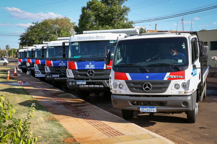 Prefeito Guerreiro entrega mais oito caminhões para compor frota da Prefeitura