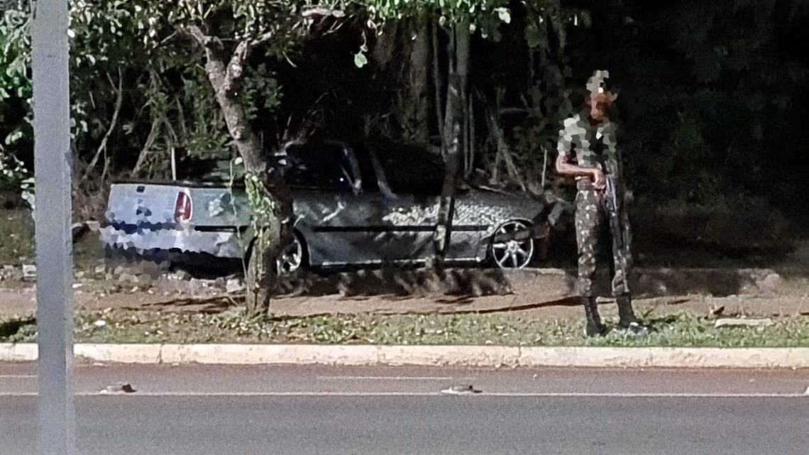 Jovem perde controle de carro e invade área militar em Três Lagoas