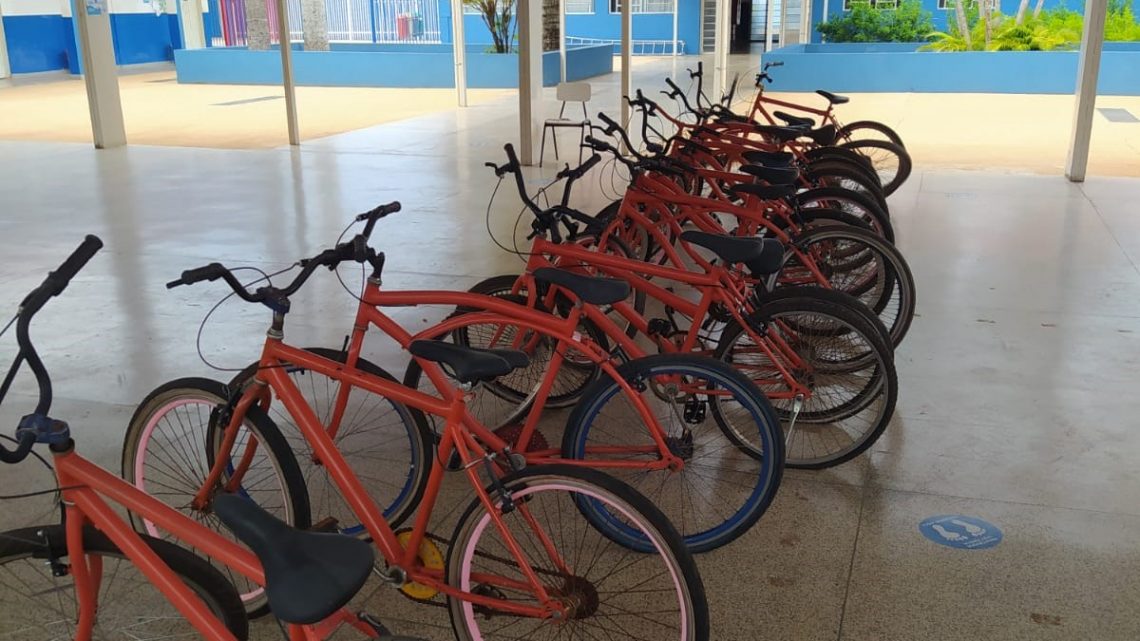 Alunos do E.M Parque São Carlos recebem 17 bicicletas reformadas na Penitenciária de Três Lagoas