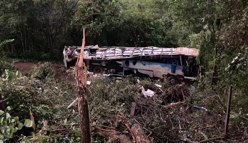 Tragédia: Ônibus com trabalhadores de Três Lagoas cai em ribanceira e deixa 10 mortos e 21 feridos