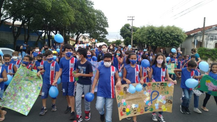 Escola Municipal Irmã Scheilla realizou passeata com o tema “Diferente é fazer a Diferença”