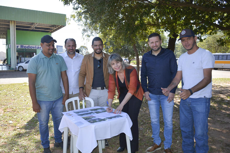 Prefeita assina Ordem de Serviço para revitalização da praça em frente à rodoviária em Água Clara