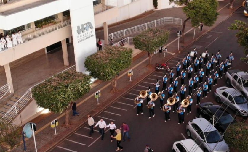 Banda Marcial Cristo Redentor se apresenta em frente ao Hospital Auxiliadora em comemoração aos 103 anos da instituição