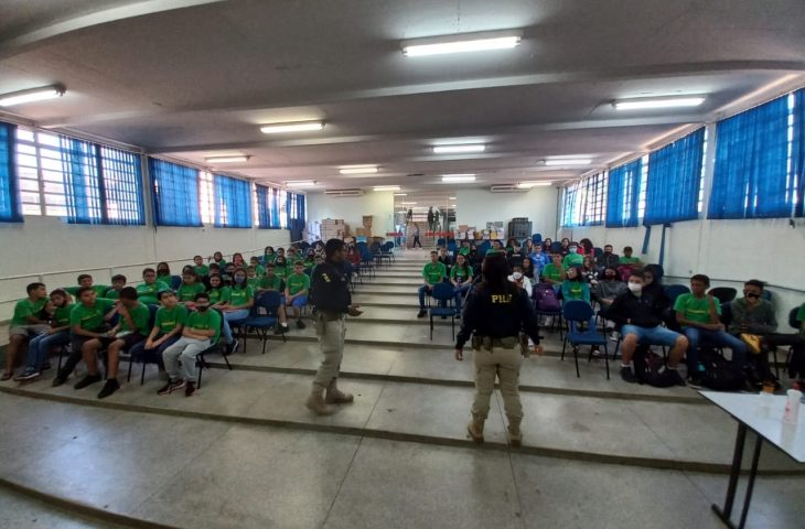 Estudantes da EE Professor João Magiano Pinto recebem visita da PRF, durante Campanha Maio Amarelo