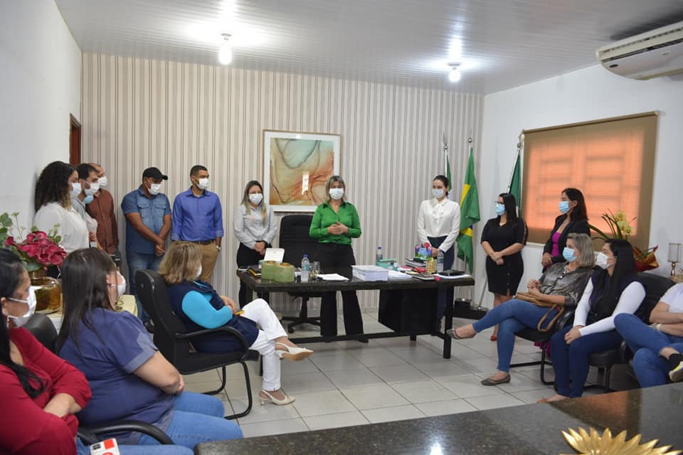 Prefeita Gerolina Alves apresenta nova secretária de Saúde em Água Clara