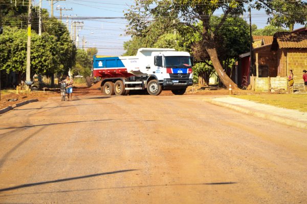 Obras de pavimentação e drenagem superficial no Oiti e Acácias estão em ritmo acelerado em Três Lagoas