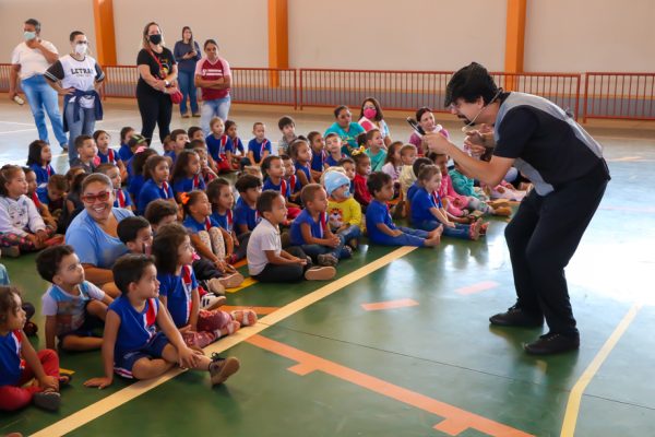 Escola “Elaine de Sá” e CEI Novo Oeste II recebem o espetáculo teatral “Perigo Invisível”