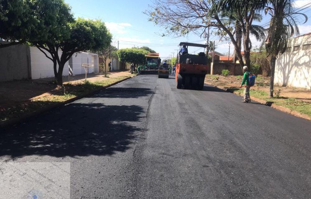 Obras de recapeamento e drenagem superficial no Vila Nova continuam avançando