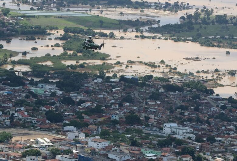 Brasileiro já pode receber alertas de desastres naturais por WhatsApp