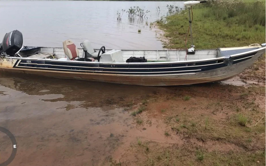 PMA de Três Lagoas autua dois pescadores em R$ 8 mil por pescar durante a piracema e apreende lancha e petrechos de pesca no rio Verde