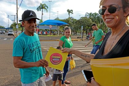 Defesa Civil e Promoção de Saúde realizam conscientização sobre a Dengue na área central de Três Lagoas