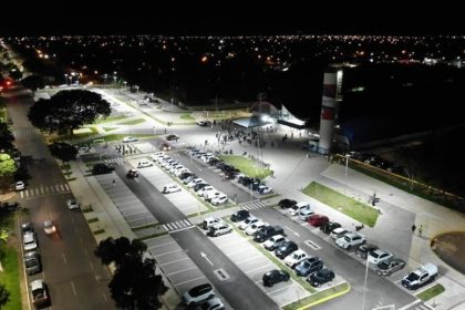 Prefeito Guerreiro inaugura iluminação do estacionamento da Feira Central e anuncia licitação para a climatização