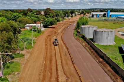 Em Três Lagoas, pavimentação e drenagem de Avenida Custódio Andrews avançam e já chegam no Viveiro Municipal