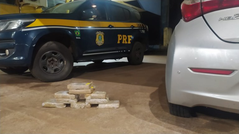 PRF apreende 9,6 Kg de cocaína em Água Clara 