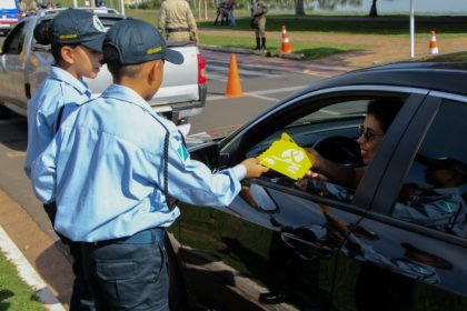 Deptran, Polícia Militar e Patrulha Mirim realizaram blitz educativa em alusão ao “Maio Amarelo” em Três Lagoas