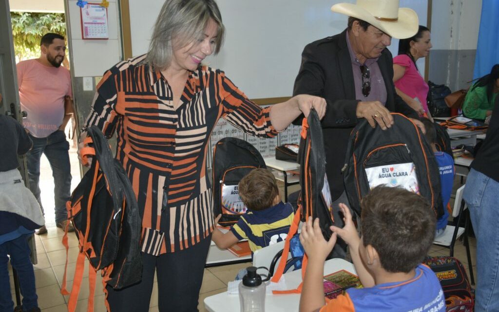 INÉDITO: Prefeitura entrega mochilas, agendas, estojos e garrafas de água para alunos da rede municipal em Água Clara