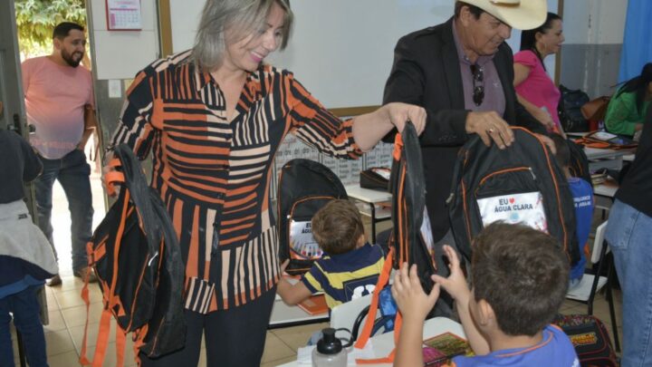 INÉDITO: Prefeitura entrega mochilas, agendas, estojos e garrafas de água para alunos da rede municipal em Água Clara