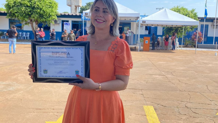 Prefeita de Água Clara Gerolina Alves recebe Diploma de Amiga da Polícia Militar