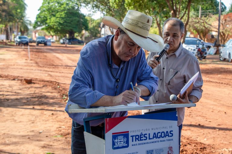 Com verba e mão de obra toda do Município, Prefeito assina ordem de serviço da pavimentação das ruas da Esplanada NOB