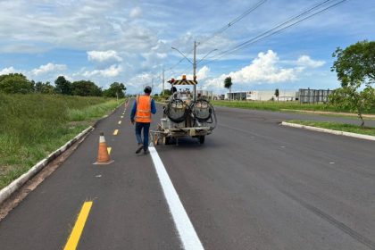 Após recapeamento, trecho da Avenida do Balneário recebe nova sinalização de trânsito